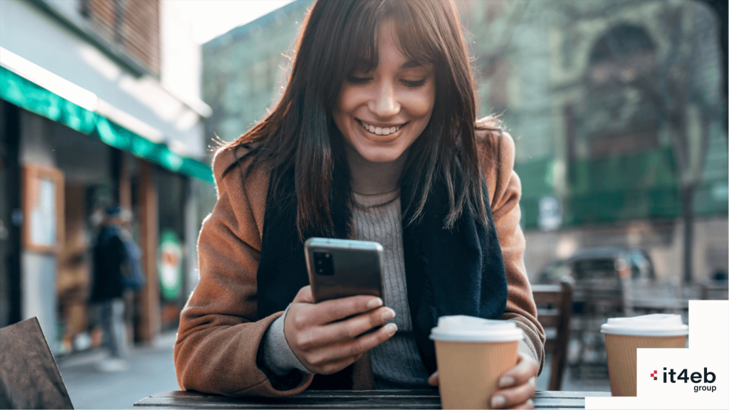 Ilustracja przedstawia kobietę na dworze, korzystającą z telefonu w trybie offline.